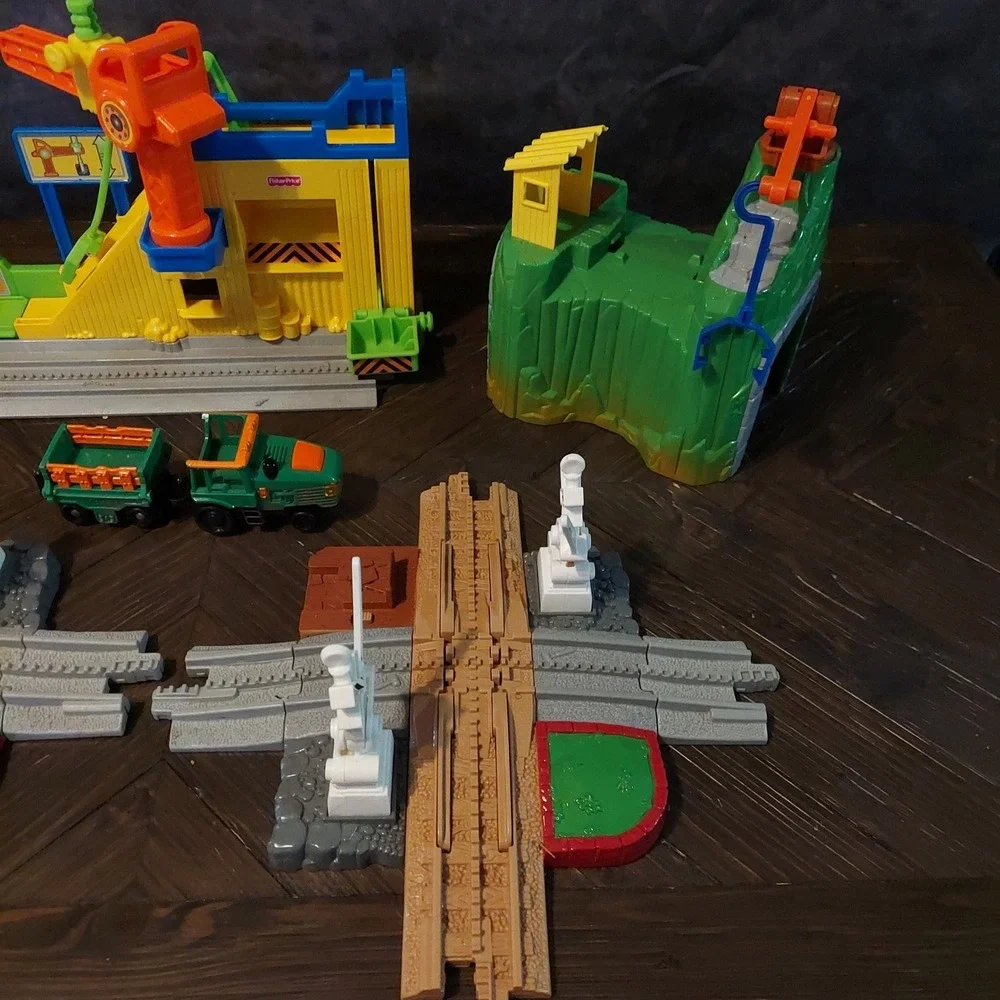 Fisher-Price GeoTrax Rail Road System Lot Tan Track Crane Mountain Truck 25pc
